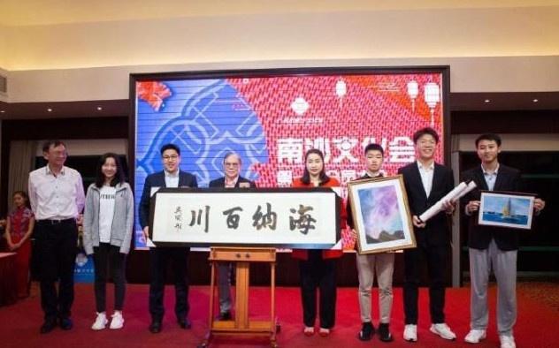 郭晶晶終於不低調了！穿金戴銀與丈夫出席活動，豪門氣場不輸李湘！