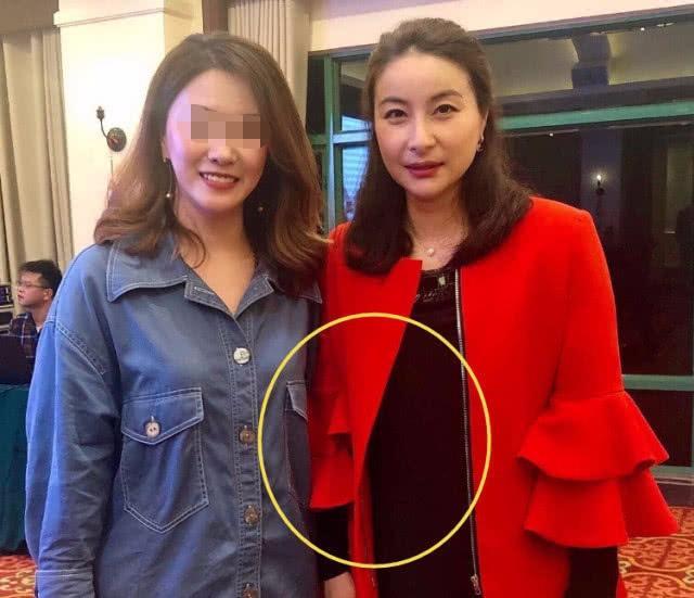 郭晶晶終於不低調了！穿金戴銀與丈夫出席活動，豪門氣場不輸李湘！