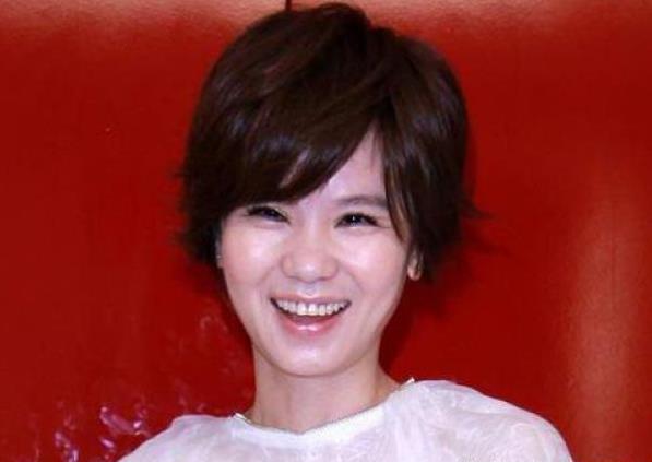 46歲台語歌後「黃乙玲」當年未婚生女、躲債過日，如今女兒竟...意外讓「孩子的爸」身分曝光！