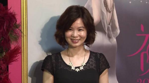 46歲台語歌後「黃乙玲」當年未婚生女、躲債過日，如今女兒竟...意外讓「孩子的爸」身分曝光！
