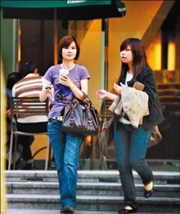 46歲台語歌後「黃乙玲」當年未婚生女、躲債過日，如今女兒竟...意外讓「孩子的爸」身分曝光！