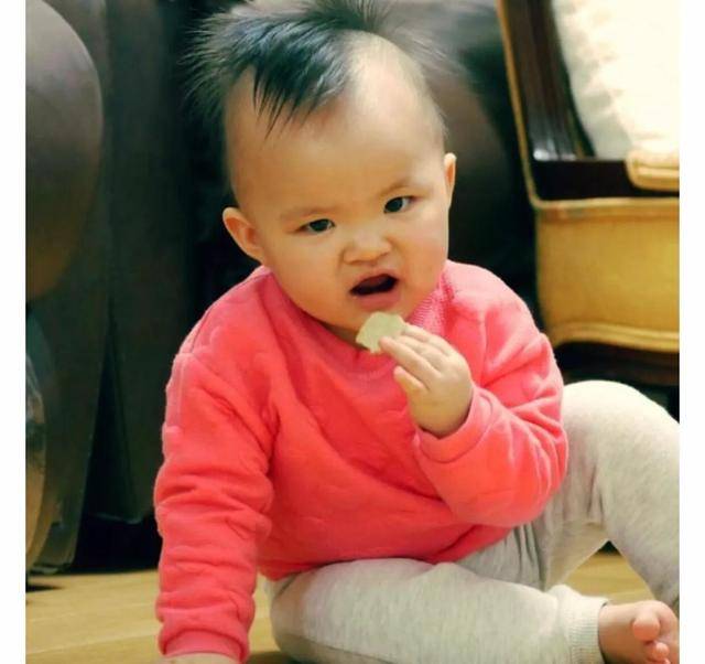 熊黛林富豪老公加入曬娃隊伍, 10個月小女兒髮型太雷人了
