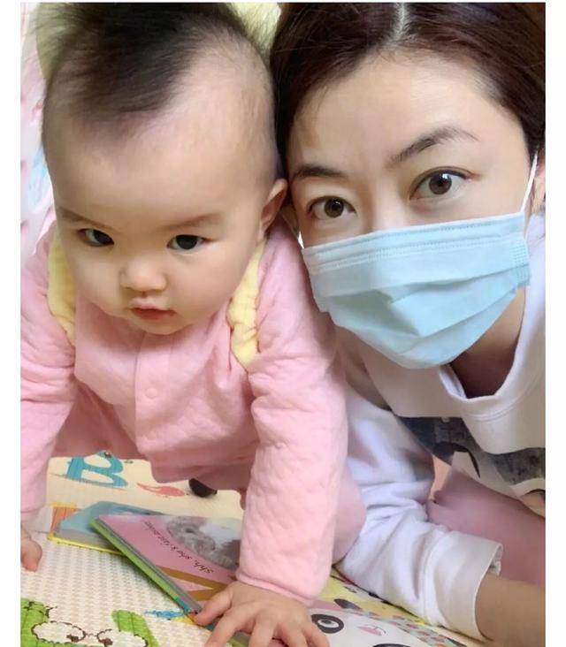 熊黛林富豪老公加入曬娃隊伍, 10個月小女兒髮型太雷人了