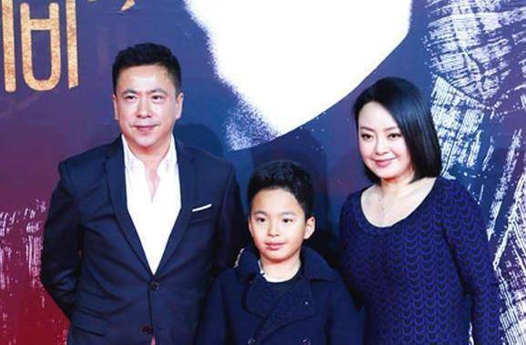 不顧家人反對嫁給窮小子，現今身價千億，為她補辦「世紀婚禮」！