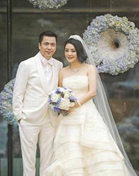 不顧家人反對嫁給窮小子，現今身價千億，為她補辦「世紀婚禮」！