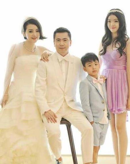 不顧家人反對嫁給窮小子，現今身價千億，為她補辦「世紀婚禮」！