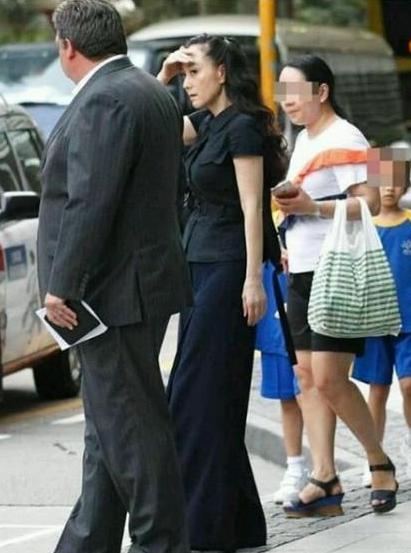 55歲李連杰可能全身癱瘓沒人同情！比他大三歲的妻子反而光彩照人！