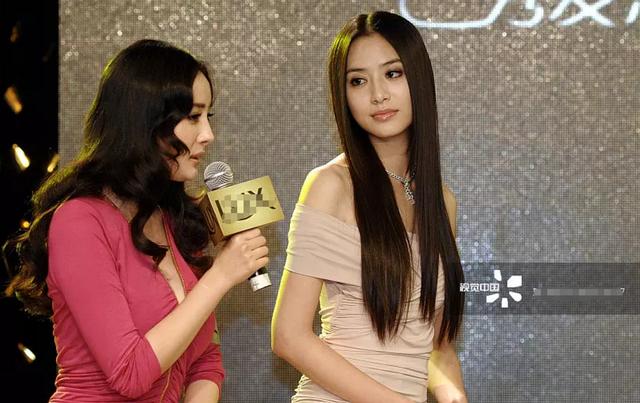 這估計是楊冪出道以來，輸得最尷尬的一次同框：旁邊被襯的像仙女！
