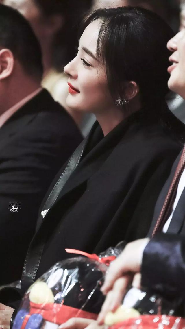 這估計是楊冪出道以來，輸得最尷尬的一次同框：旁邊被襯的像仙女！