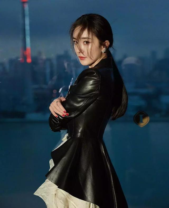 這估計是楊冪出道以來，輸得最尷尬的一次同框：旁邊被襯的像仙女！