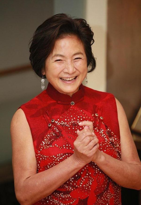 鄭佩佩女兒原子鏸大婚：朱茵、陳法蓉、蔡少芬、張晉等到場祝賀!