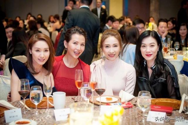 47歲黎姿被45歲的蔡少芬「搶了「風頭，一襲紅裙，果然好氣質！