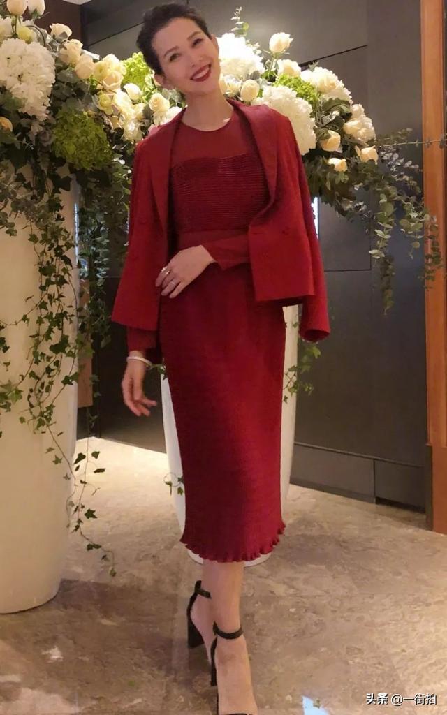 47歲黎姿被45歲的蔡少芬「搶了「風頭，一襲紅裙，果然好氣質！
