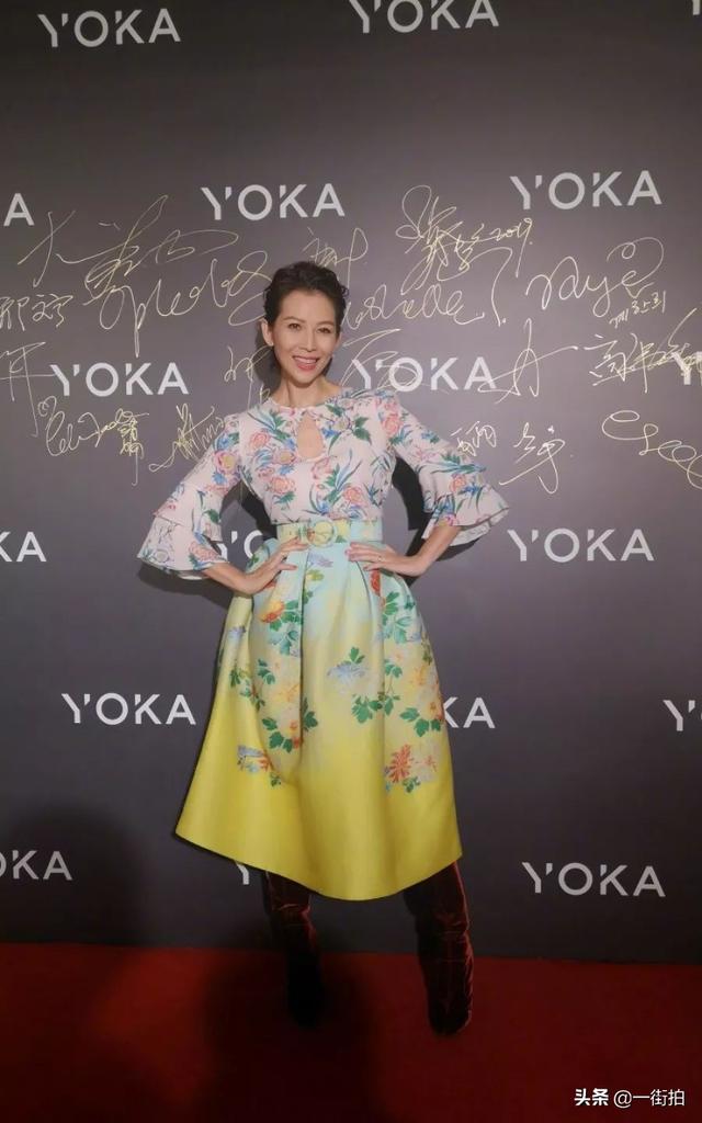 47歲黎姿被45歲的蔡少芬「搶了「風頭，一襲紅裙，果然好氣質！