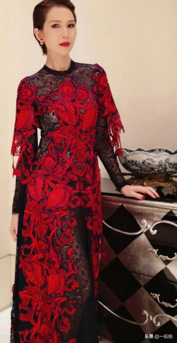 47歲黎姿被45歲的蔡少芬「搶了「風頭，一襲紅裙，果然好氣質！