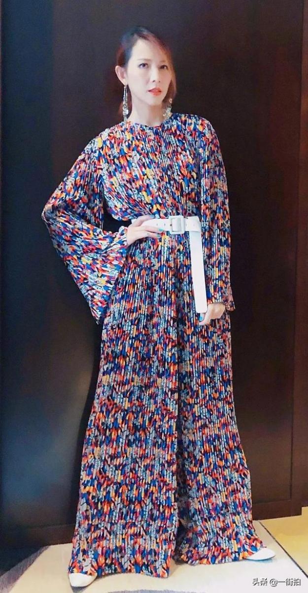 47歲黎姿被45歲的蔡少芬「搶了「風頭，一襲紅裙，果然好氣質！
