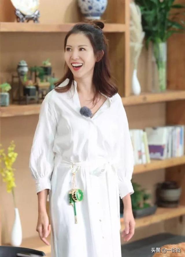 47歲黎姿被45歲的蔡少芬「搶了「風頭，一襲紅裙，果然好氣質！