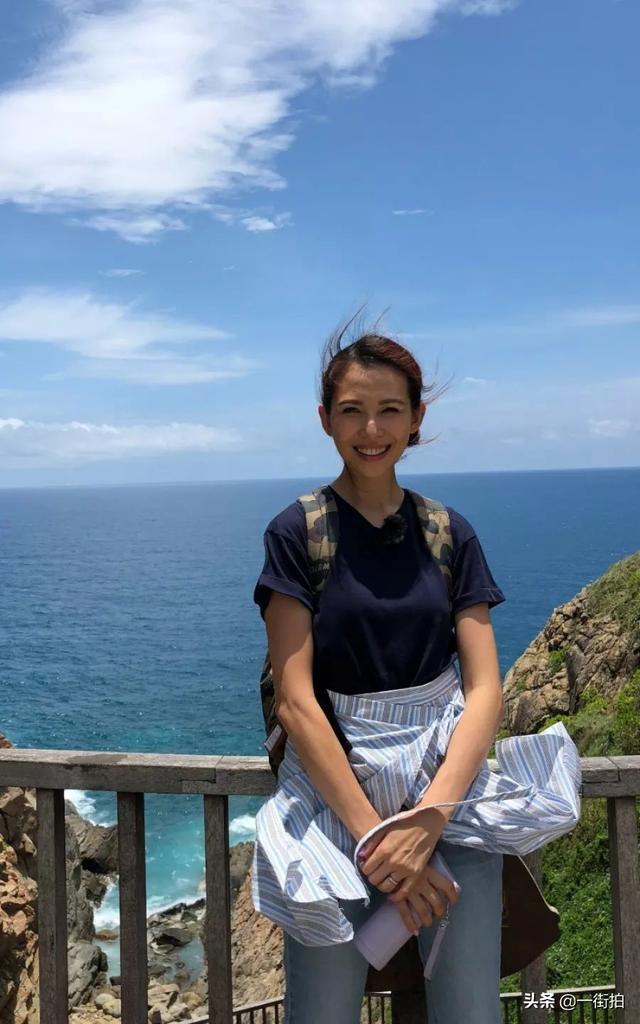 47歲黎姿被45歲的蔡少芬「搶了「風頭，一襲紅裙，果然好氣質！