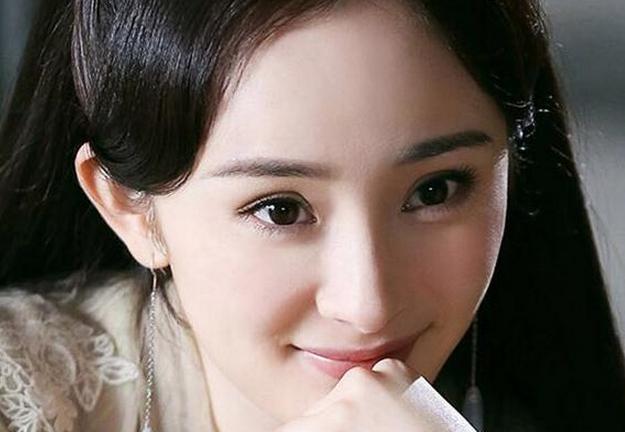 楊冪抱怨上學時沒人追，看到她當初照片，網友：誰敢追？
