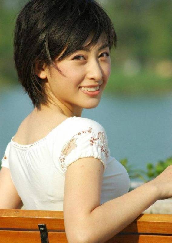 拒絕億萬富豪追求，選擇嫁給「壞蛋」, 如今長子23歲她再當媽！