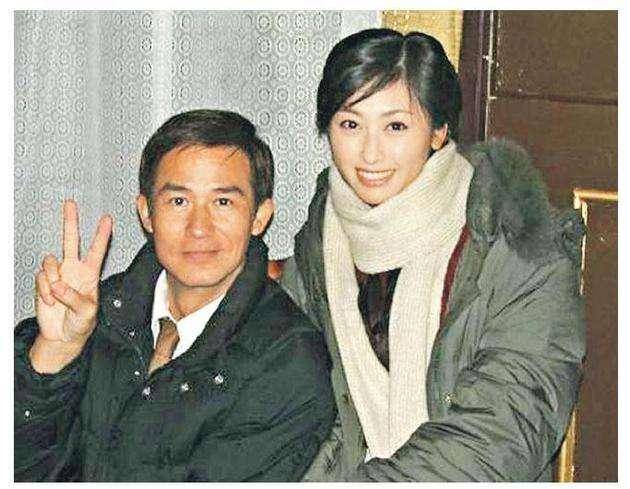 拒絕億萬富豪追求，選擇嫁給「壞蛋」, 如今長子23歲她再當媽！