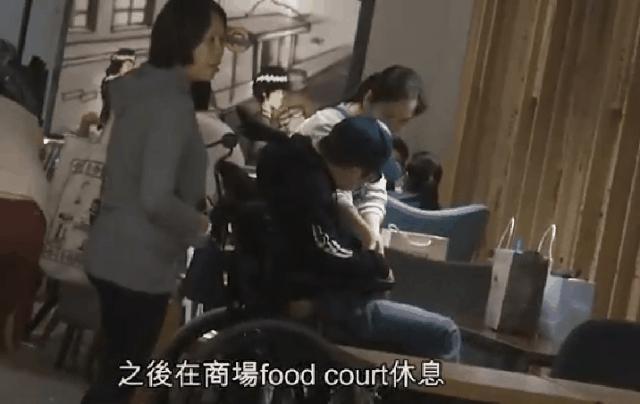 黎姿弟弟從癱瘓中慢慢康復，不但能站立還能手拿冰棒慢慢吃！