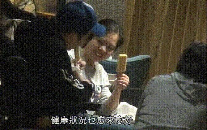黎姿弟弟從癱瘓中慢慢康復，不但能站立還能手拿冰棒慢慢吃！