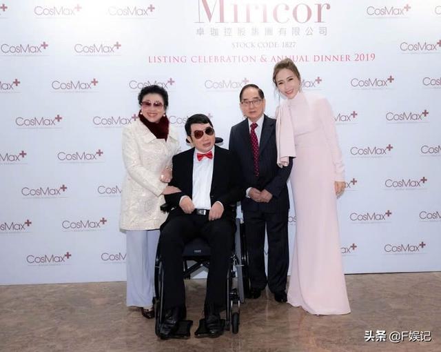 黎姿弟弟從癱瘓中慢慢康復，不但能站立還能手拿冰棒慢慢吃！