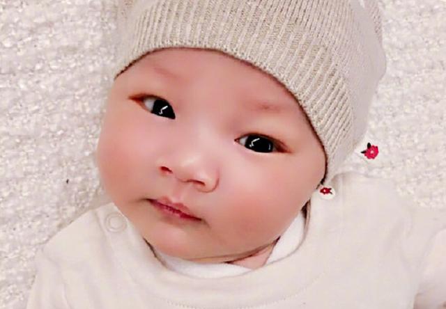 王祖藍女兒正臉照，鼻樑高挺櫻桃小嘴，女兒側臉清晰鼻子像極了爸爸 