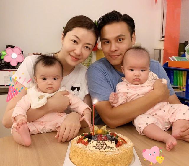 熊黛林老公曬女兒近照，Lyvia吃餅乾表情很「老練」超像爸爸！