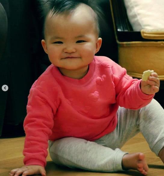 熊黛林老公曬女兒近照，Lyvia吃餅乾表情很「老練」超像爸爸！