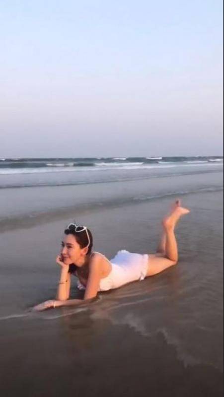 林志穎一家海邊度假照曝光，陳若儀海邊大秀好身材吸睛十足，網友：果然有料，難怪林志穎那麼愛妳