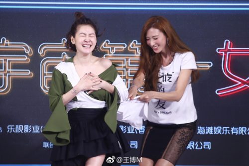【林志玲玩很大】小S為了嗆聲,手撕破志玲姐姐的T恤! 那性感畫面超邪惡der~ 