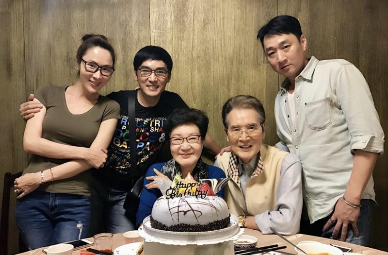 16年前曾換肝...76歲石英驚爆罹患肺炎「挺過鬼門關」! 他有感而發：「有了健康才是對家人負責！」 