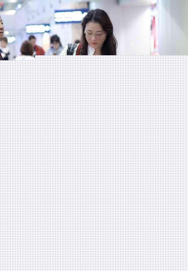 周海媚素顏走機場，穿20歲小姑娘的衣服都毫無違和感，哪像52歲？