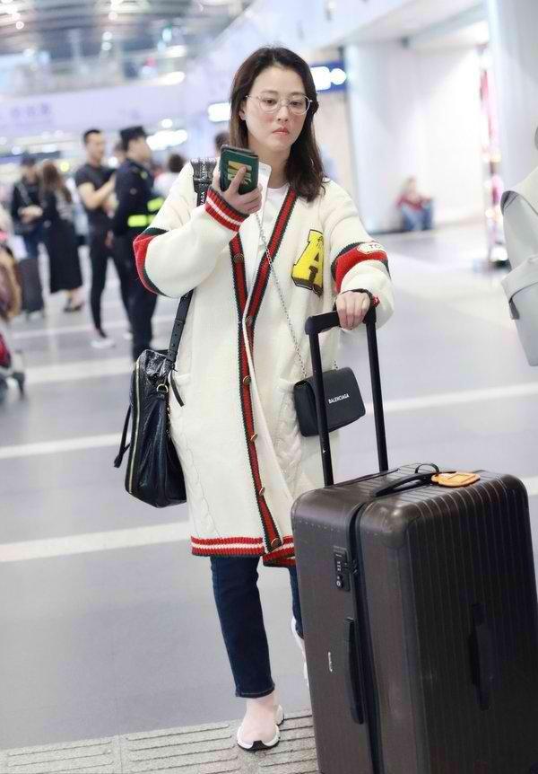周海媚素顏走機場，穿20歲小姑娘的衣服都毫無違和感，哪像52歲？