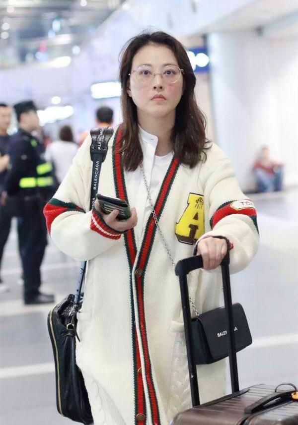 周海媚素顏走機場，穿20歲小姑娘的衣服都毫無違和感，哪像52歲？