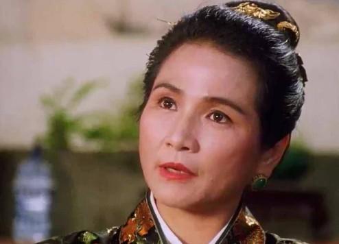 鄭佩佩著紅裝送女兒出嫁，當年婚紗照也被翻出，長相氣質不輸女兒！