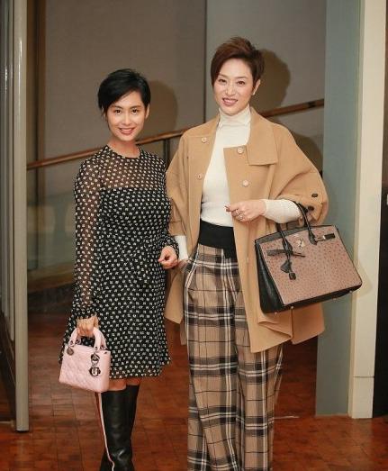 鄭佩佩著紅裝送女兒出嫁，當年婚紗照也被翻出，長相氣質不輸女兒！