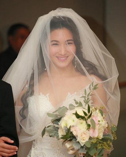 鄭佩佩著紅裝送女兒出嫁，當年婚紗照也被翻出，長相氣質不輸女兒！