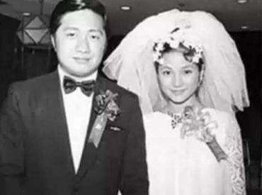 鄭佩佩著紅裝送女兒出嫁，當年婚紗照也被翻出，長相氣質不輸女兒！