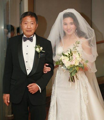 鄭佩佩著紅裝送女兒出嫁，當年婚紗照也被翻出，長相氣質不輸女兒！