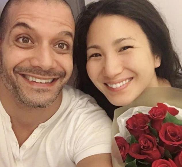 鄭佩佩著紅裝送女兒出嫁，當年婚紗照也被翻出，長相氣質不輸女兒！