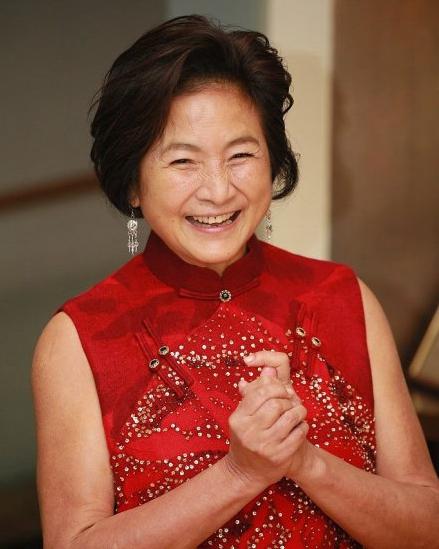 鄭佩佩著紅裝送女兒出嫁，當年婚紗照也被翻出，長相氣質不輸女兒！