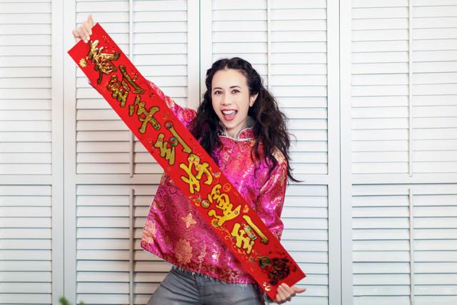48歲莫文蔚又驚艷了，穿旗袍上衣搭配牛仔褲過年，還是這麼少女！
