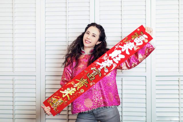 48歲莫文蔚又驚艷了，穿旗袍上衣搭配牛仔褲過年，還是這麼少女！