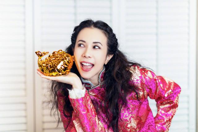 48歲莫文蔚又驚艷了，穿旗袍上衣搭配牛仔褲過年，還是這麼少女！