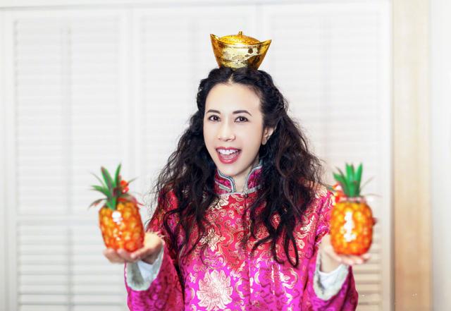 48歲莫文蔚又驚艷了，穿旗袍上衣搭配牛仔褲過年，還是這麼少女！