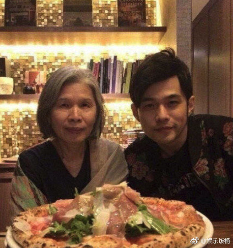 周杰倫辛酸史曝光！4歲開始「每天練琴2小時」，母親在旁「拿藤條」督促…周董感動告白：很感謝她 -