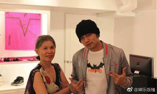 周杰倫辛酸史曝光！4歲開始「每天練琴2小時」，母親在旁「拿藤條」督促…周董感動告白：很感謝她 -